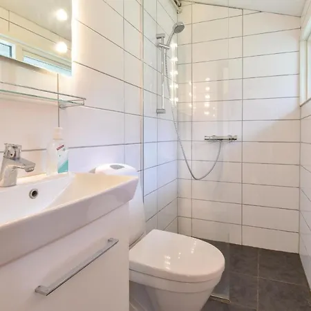Three-bedroom Holiday In * Martofte
