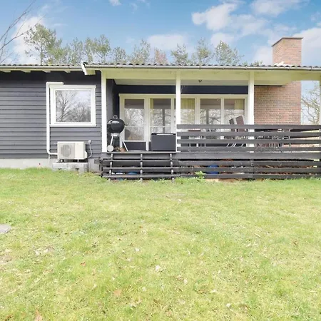 Three-bedroom Holiday In Martofte